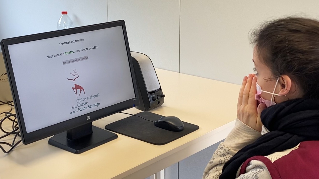 Réaction de joie d'une candidate qui vient de réussir le permis de chasser